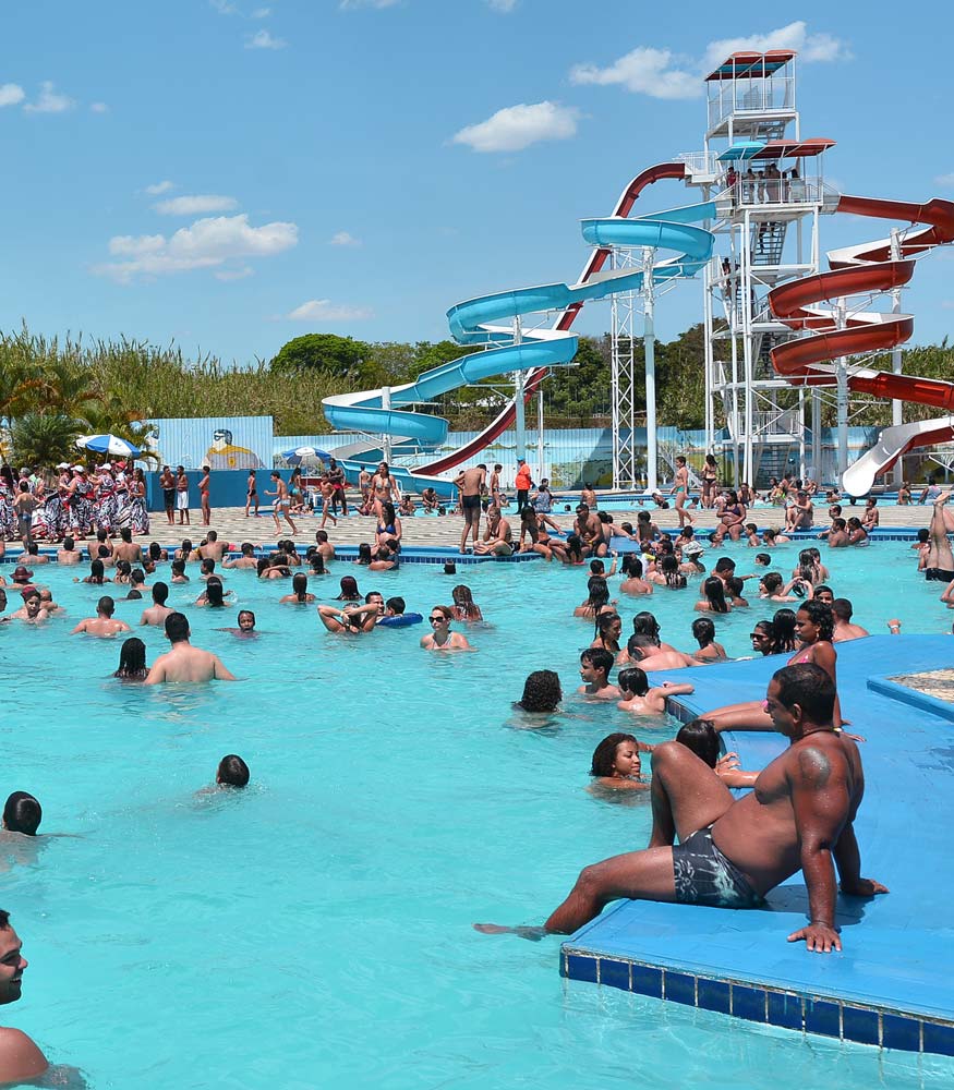 Clubes de funcionários públicos em Brasília têm piscina, toboágua