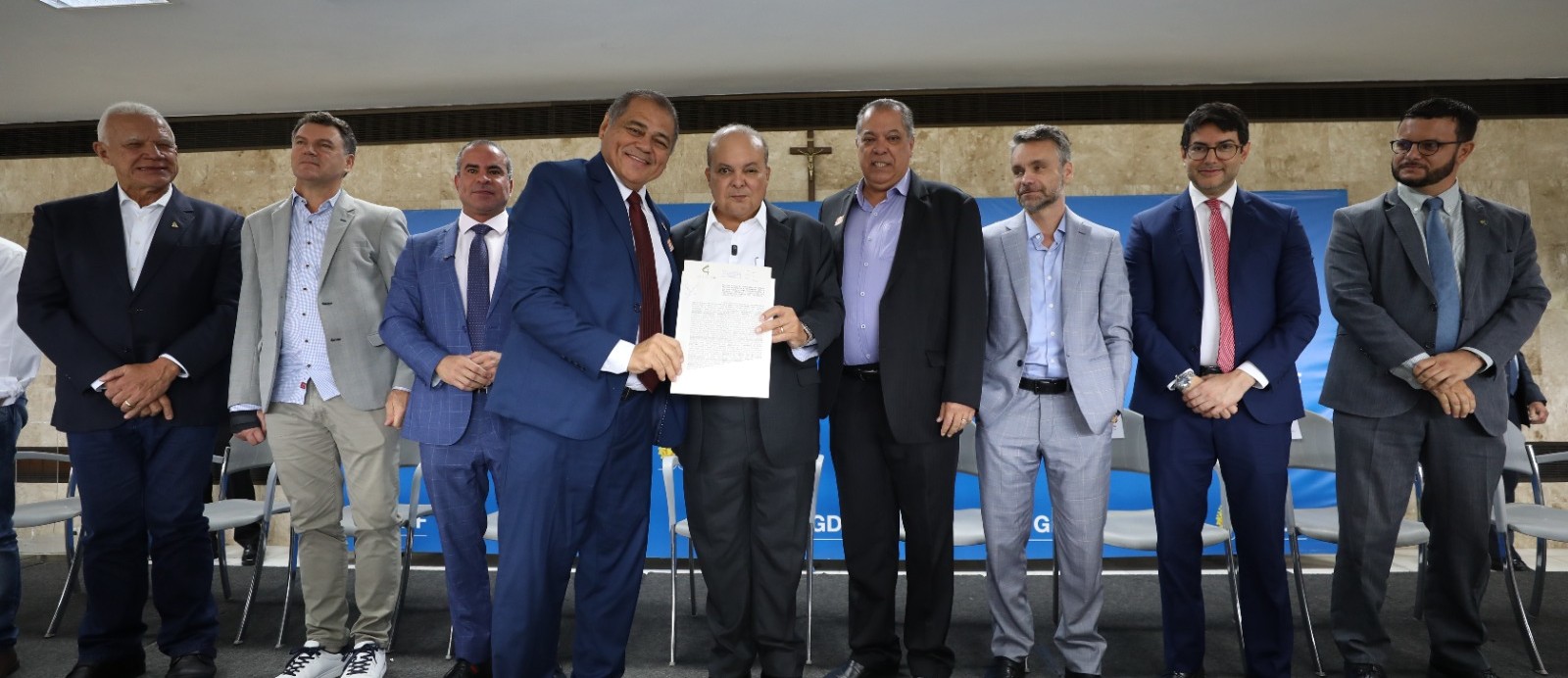 Ascade recebe escritura das mãos do governador do DF